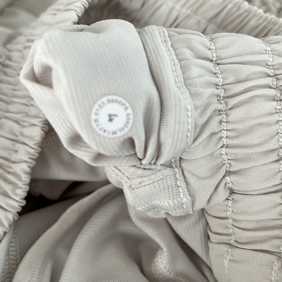 Lululemon hotty hot shorts high rise in bone - Picture 7 of 7